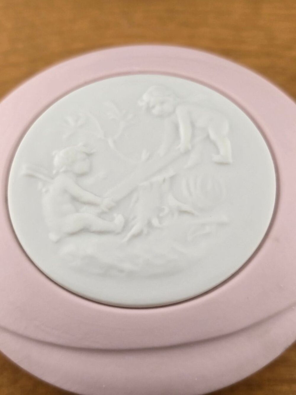 Vintage Tharaud Limoges Pink Porcelain Trinket Box With Cherub Relief Lid - Picture 9 of 9